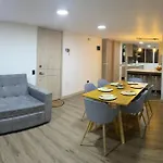 Modern, Apt/Near Tourist Sites.