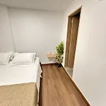 Comodas Y Modernas Habitaciones Con Bano Privado Para 2 Y 3 Personas En La 70 Laureles Estadio