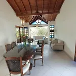 La Casa De La Abuela, Poblado