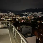 Conquistadores cerca a plaza mayor