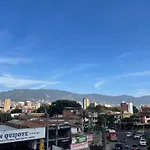 Apartamento Amplio En Laureles, Excelente Ubicacion, 3 Alcobas 403