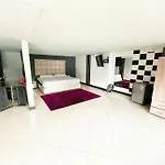 The Cosmopolitan Of Las Vegas 10 Bd W Jacuzzi And Pool