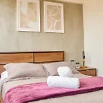 Stylish Apartment Close To Provenza By Hoost