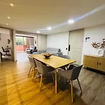 Modern, Apt/Near Tourist Sites.
