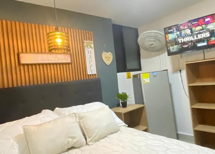 Comoda Habitacion Independiente En Laureles Estadio Con Bano Privado Para 3 Personas