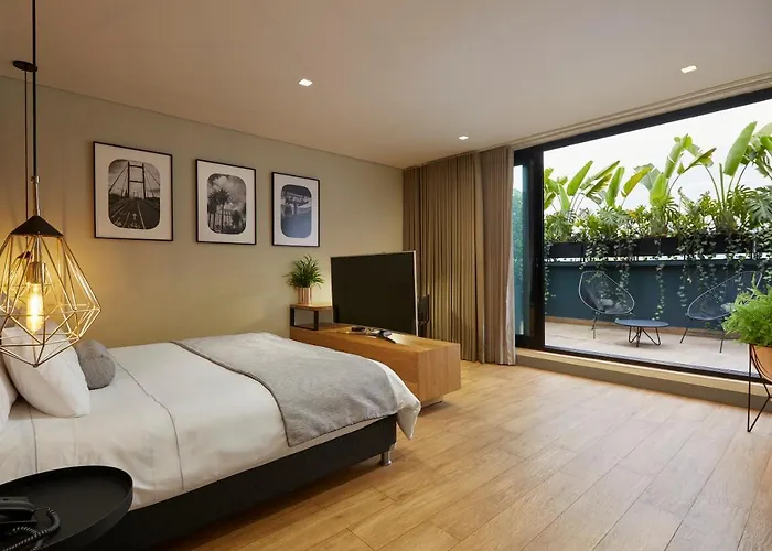 14 Urban Hotel