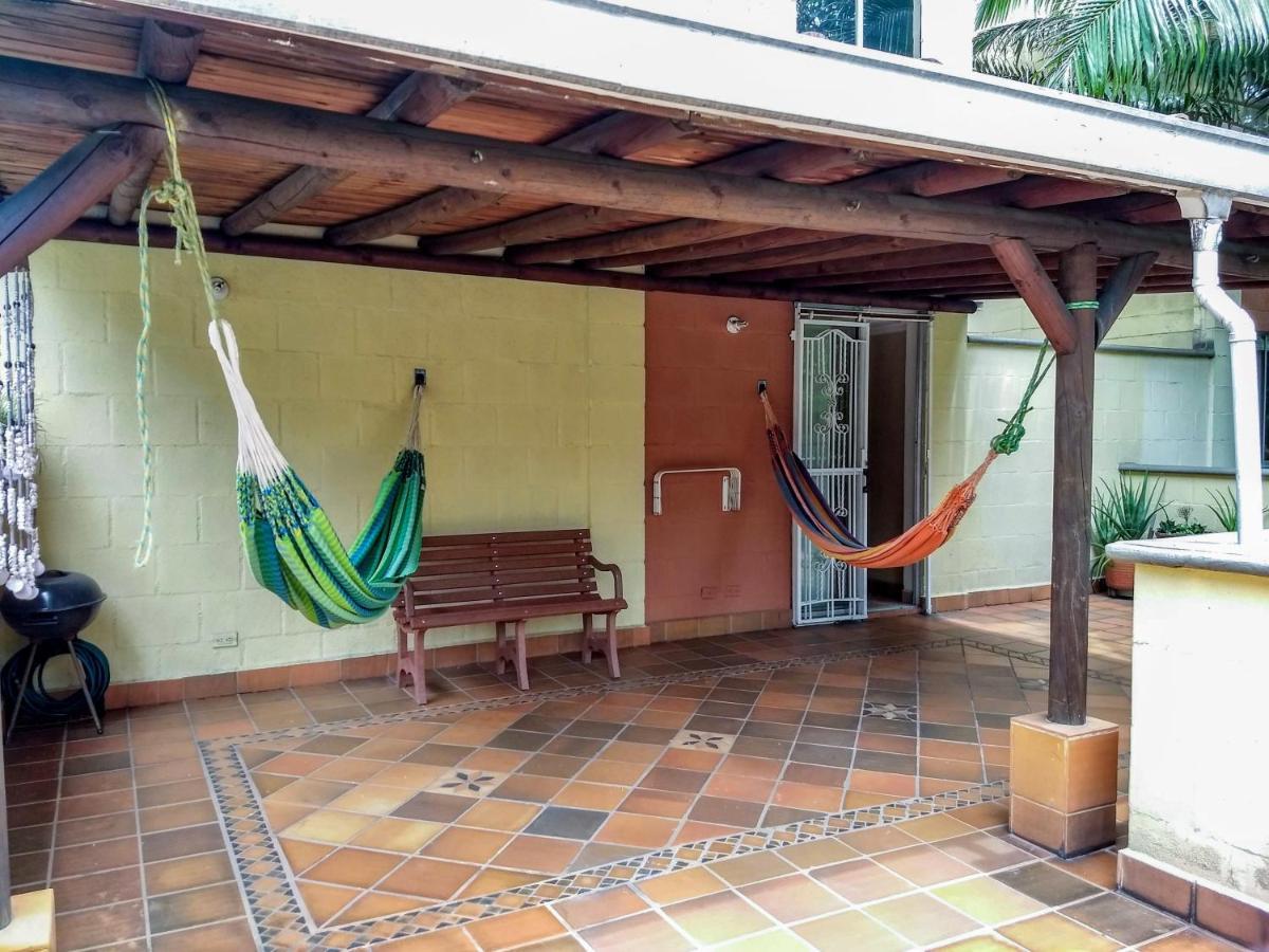 Bueno, Bonito, Barato Y Cerca A El Poblado Apartamento Medellín
