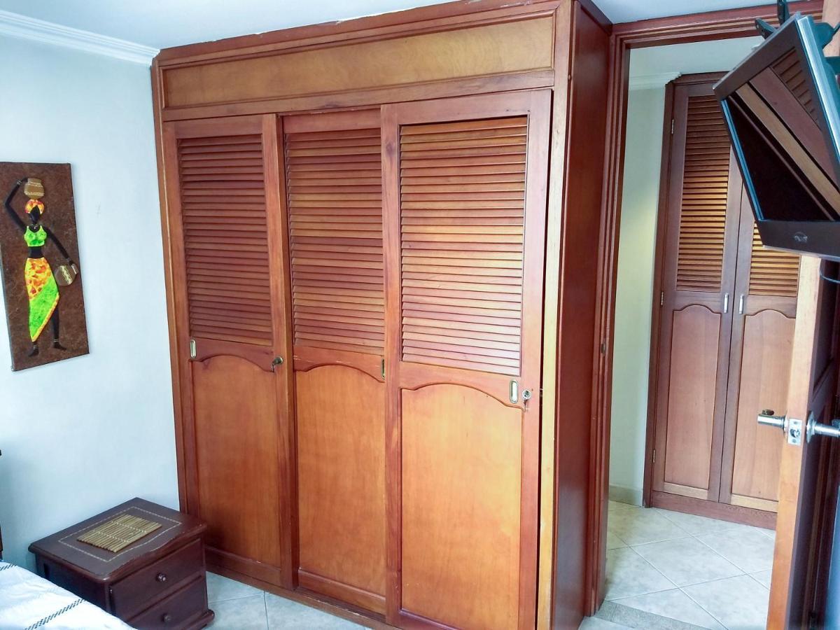 Bueno, Bonito, Barato Y Cerca A El Poblado Apartamento *