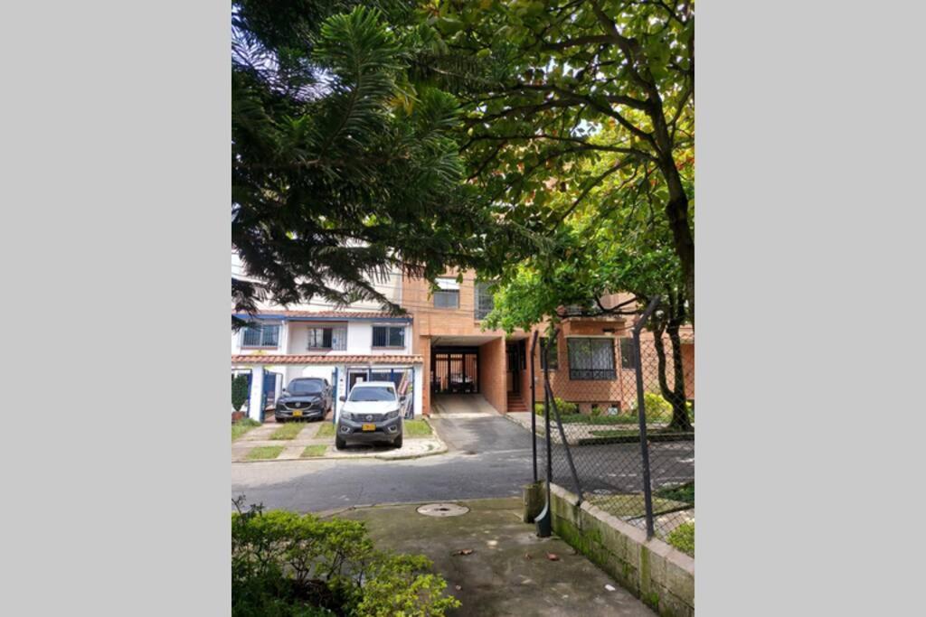 Casa Poblado- Manila. Parqueadero Gratuito! Сasa de vacaciones *