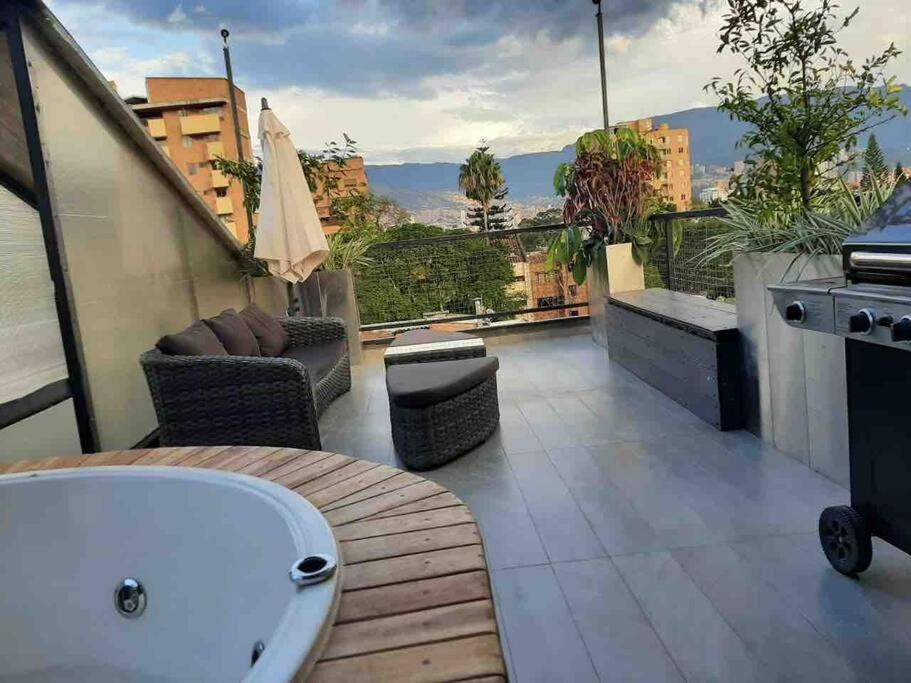 Lux Penthouse Getaway Views Hot Tub Sauna *