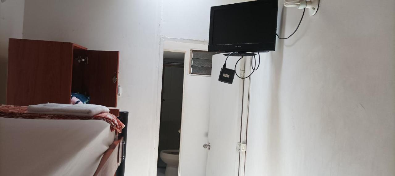 Pensión Hospedaje Cerca Al Estadio Y La 70