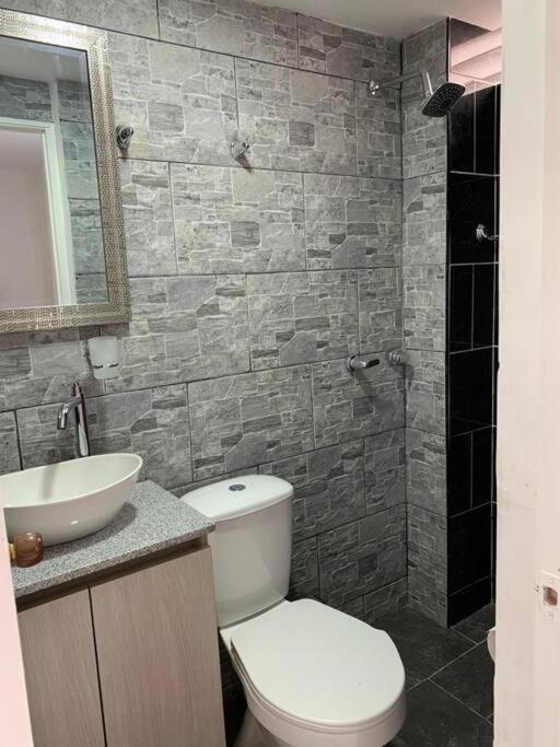 Apartamento Cerca A Plaza Mayor En * Medellin
