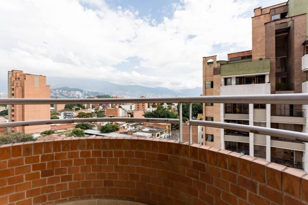 Large 3 Bedroom Near Poblado W Free Parking * Medellín