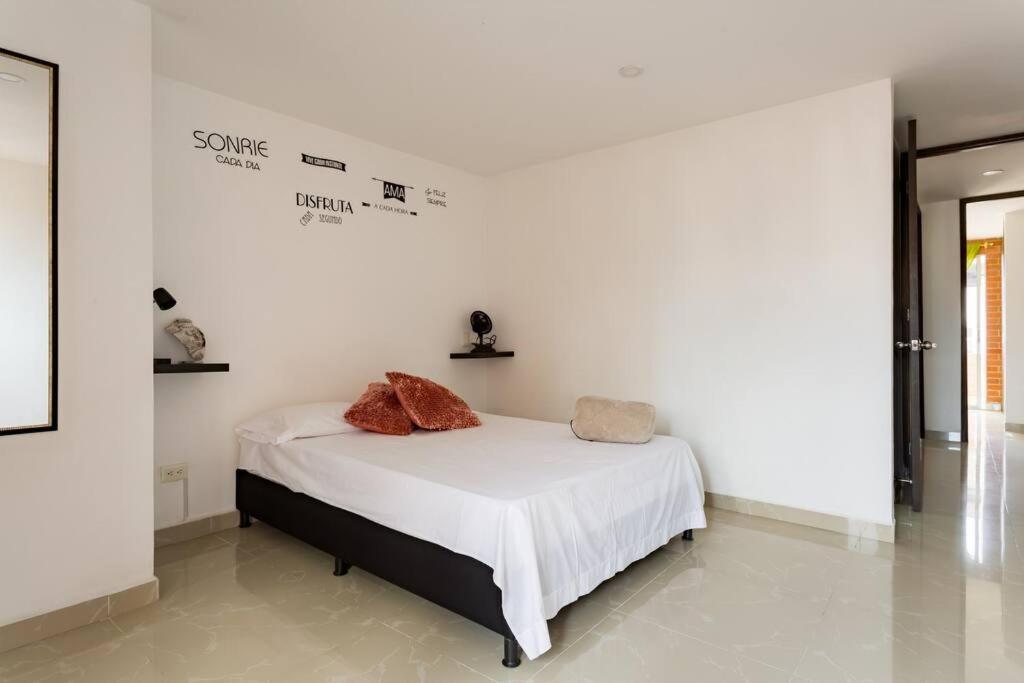 Large 3 Bedroom Near Poblado W Free Parking * Medellín