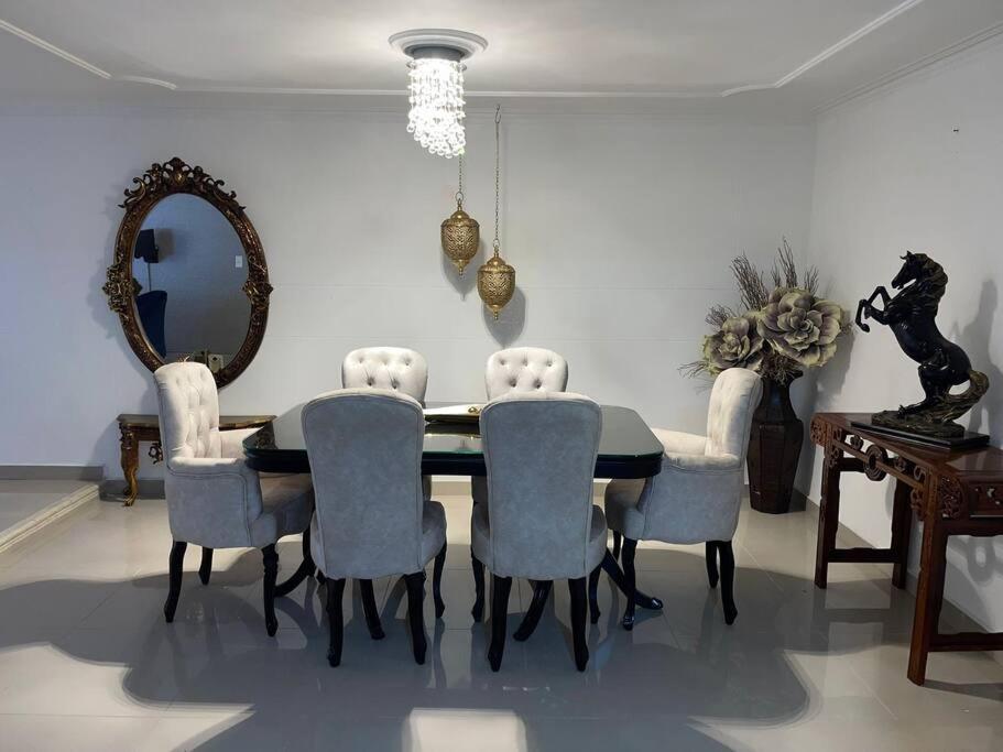 Apartamento Hermoso Apartamento En El Barrio El Poblado De Medellin, Exclusivo Y Elegante *