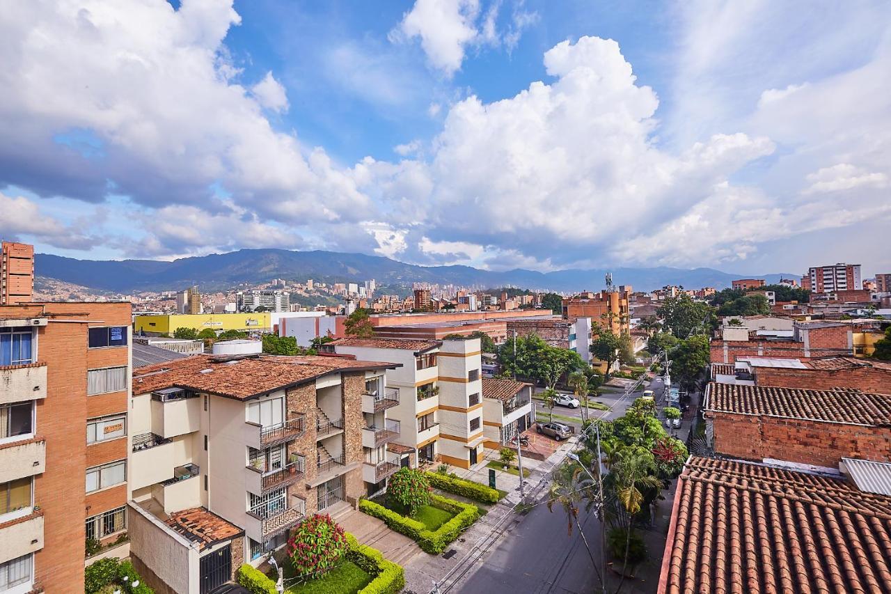 Pass, Laureles Hotel