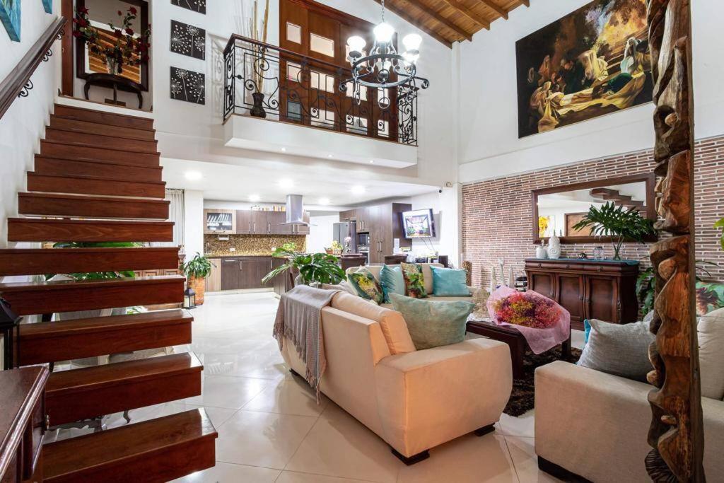 Elegante Pent-house En Cuarto Piso Apartamento Medellín