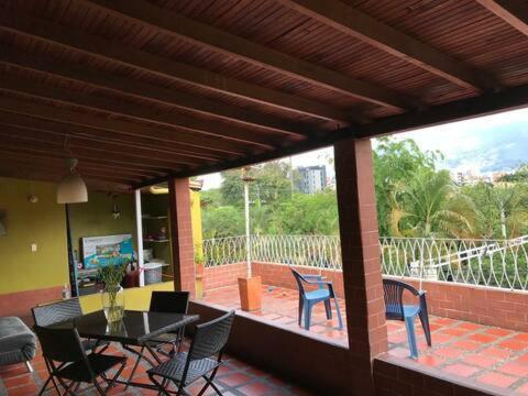 Bed&breakfast En Elegante Apartamento Con Floréale Terraza Unicentro Habitación en casa particular