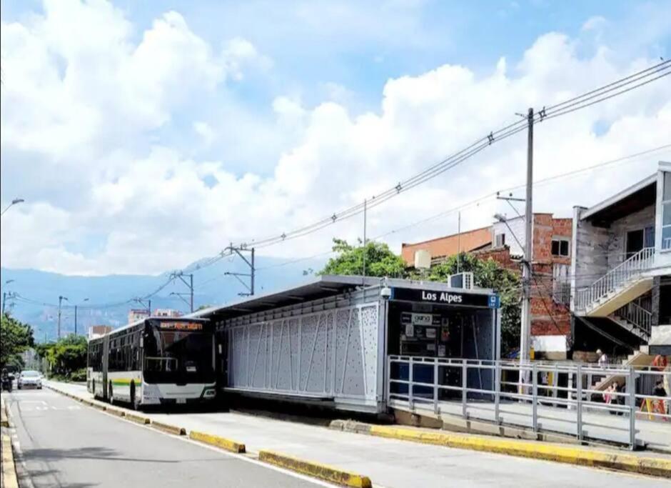 Amoblado, En *