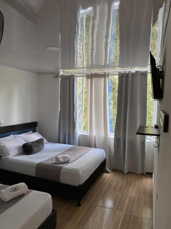 Pass, Laureles Hotel *