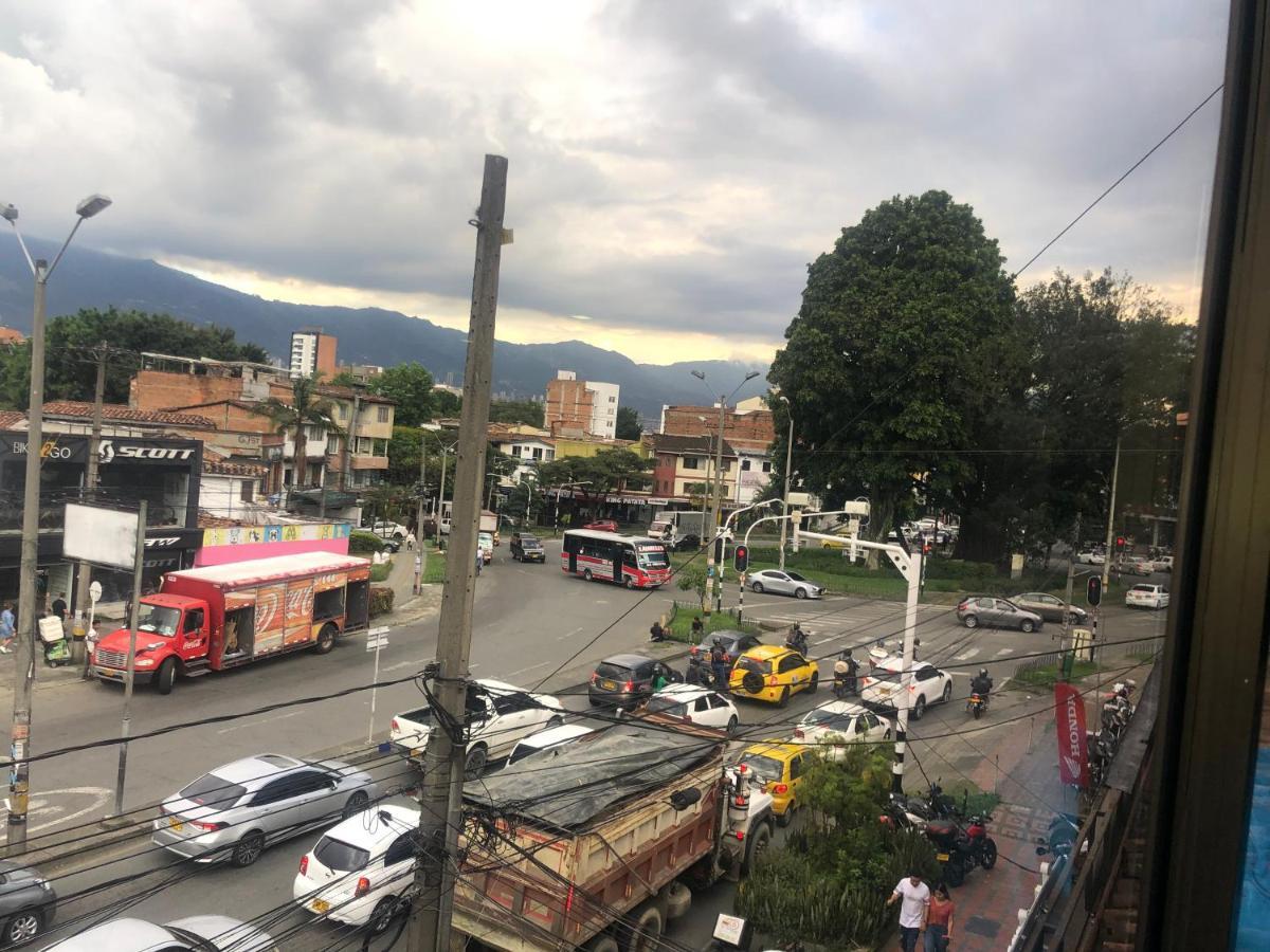 Apartamento Comodo En Laureles, Grande, Centrico ,bien Ubicado Apto203