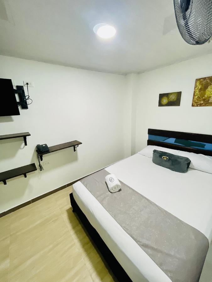 Pass, Laureles Hotel