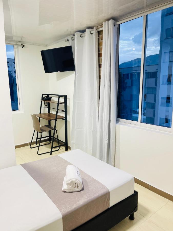 Hotel Pass, Laureles