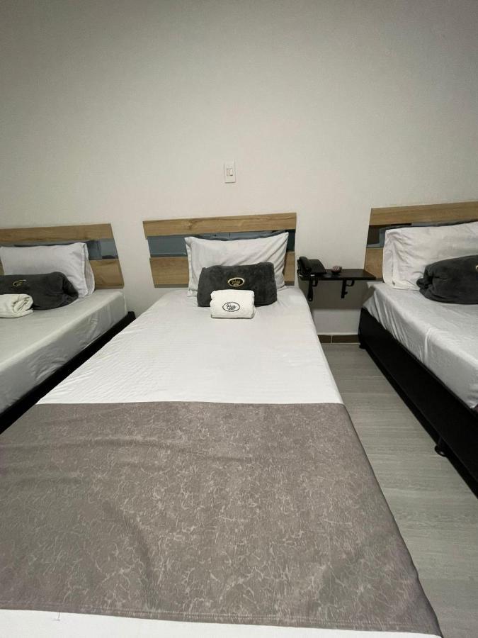 Hotel Pass, Laureles
