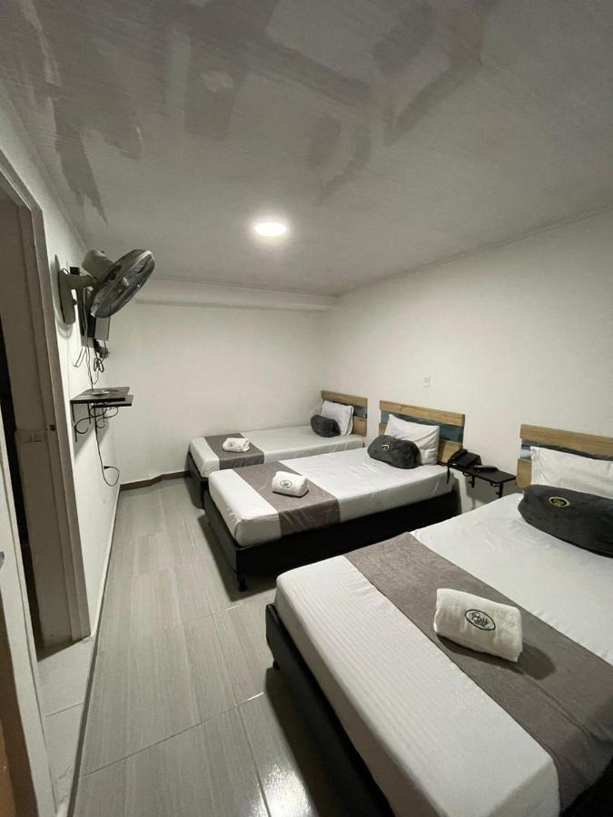 Pass, Laureles Hotel *