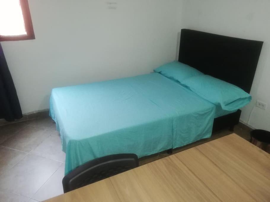 Casa Con Parking, Cerca Al Metro Y Mercados, 5 Piso Solo Escaleras