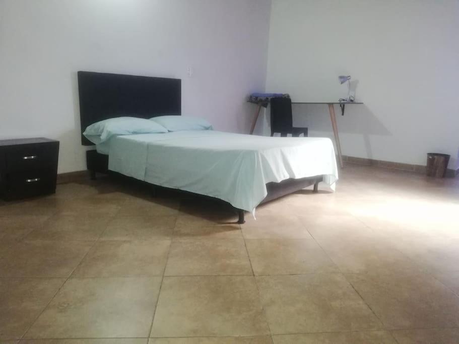 Casa Con Parking, Cerca Al Metro Y Mercados, 5 Piso Solo Escaleras