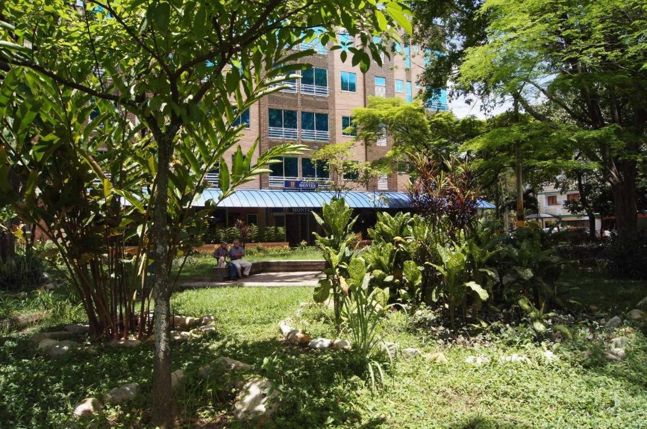 Apartahotel Montes *
