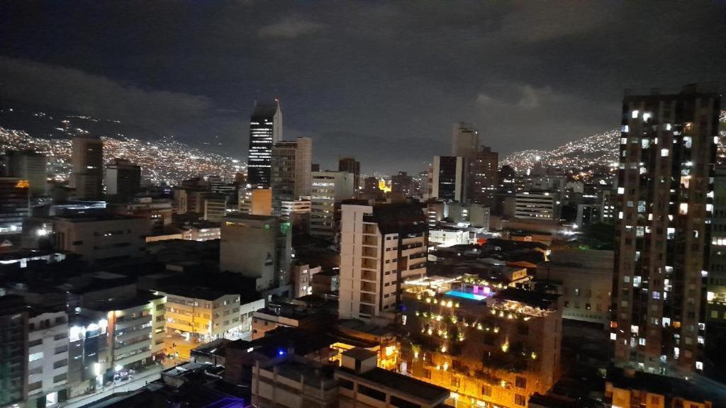 Centro! Apto San Lorenzo Downtown Apto Economico 2 Hab Parqueadero Incluido Apartamento *