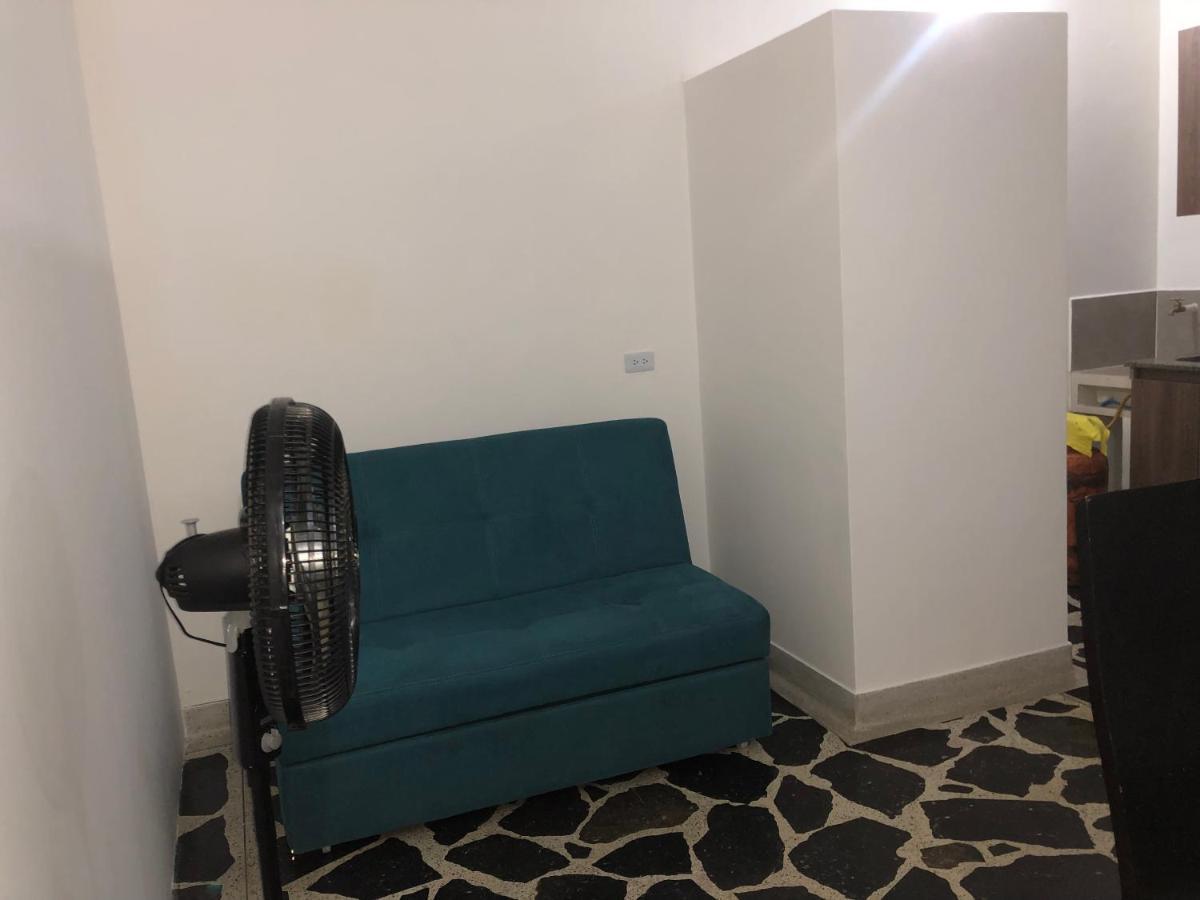 Apartamento Amplio En Laureles, Excelente Ubicacion, 3 Alcobas 403 *