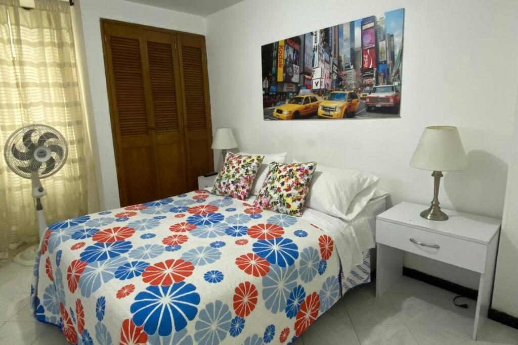 Apartamento 4 - 3 Banos , Enfrente Del Exito De Laureles *