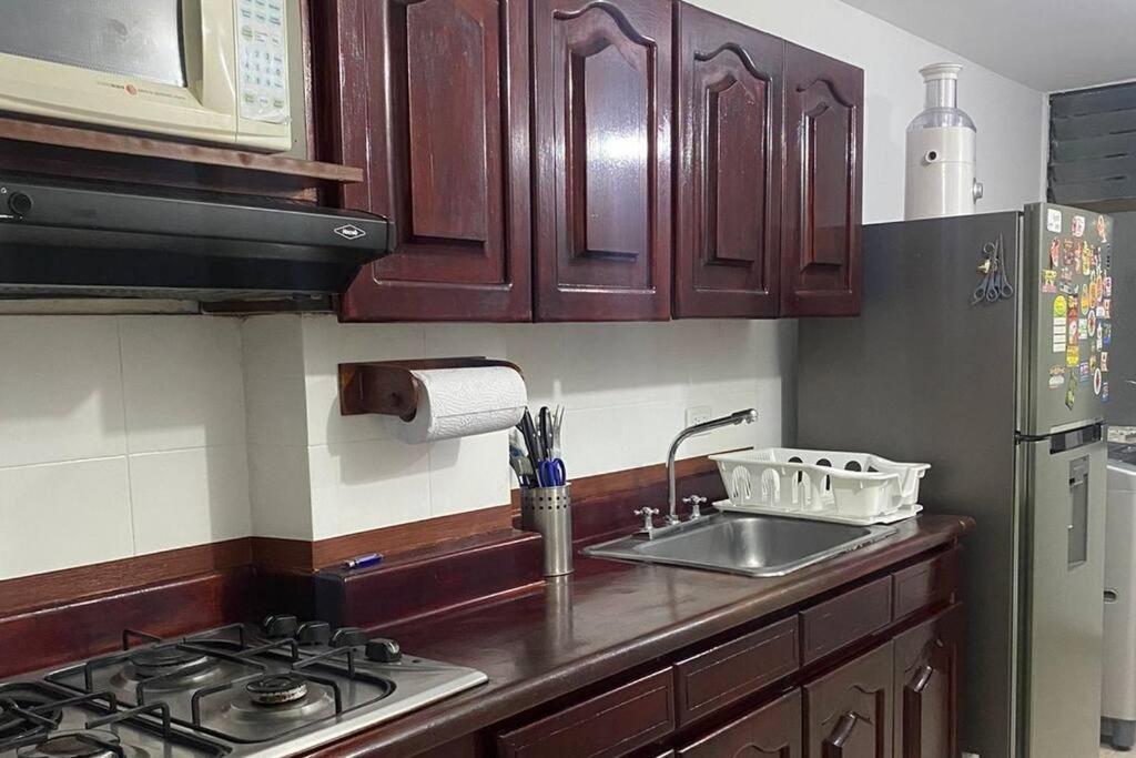 Apartamento 4 - 3 Banos , Enfrente Del Exito De Laureles
