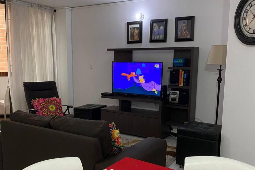 4 - 3 Banos , Enfrente Del Exito De Laureles Apartamento *