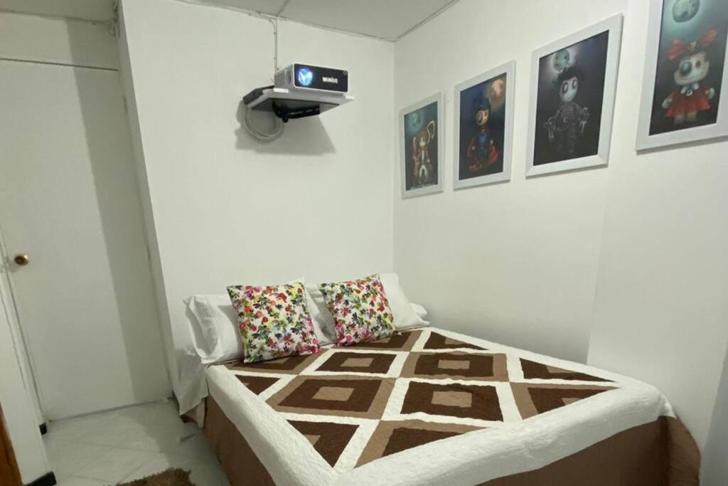 Apartamento 4 - 3 Banos , Enfrente Del Exito De Laureles