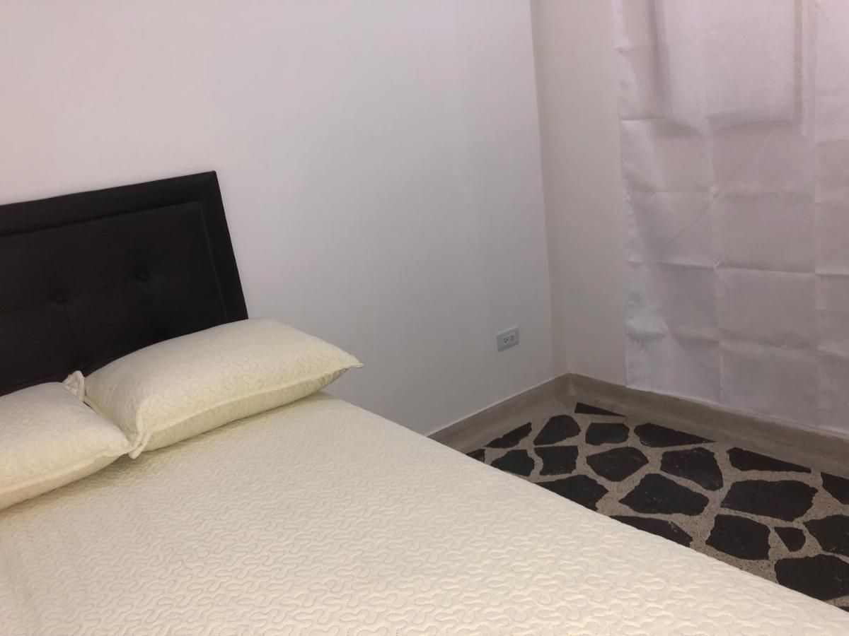 Apartamento Amplio En Laureles, Excelente Ubicacion, 3 Alcobas 403 *