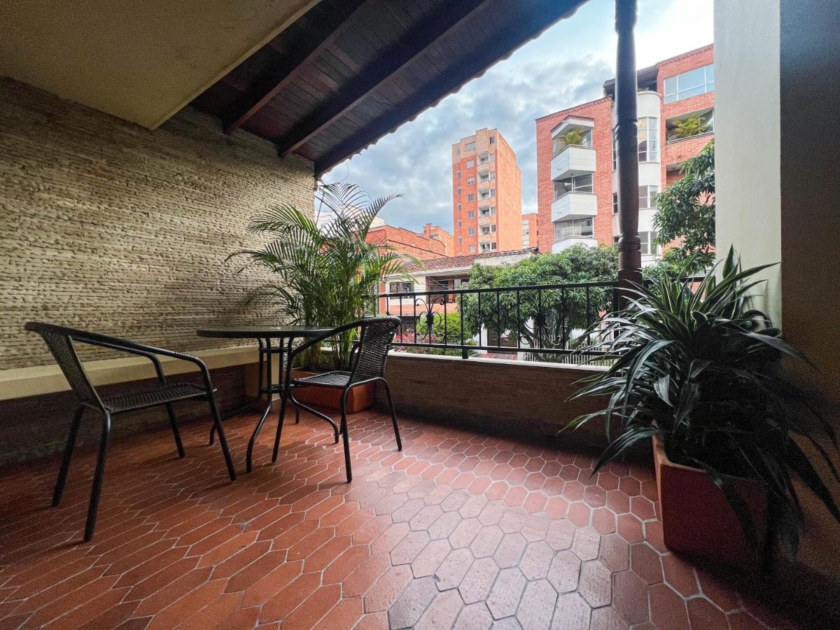 Spacious Balcony Inside Your Own Private Apartamento Medellín
