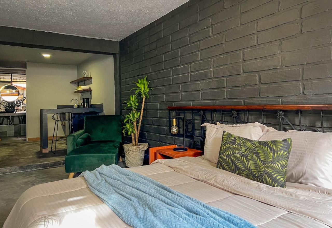 Park & Relax: Your Private Garage Apartamento *