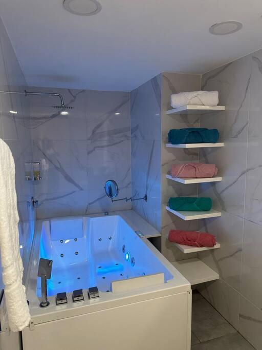 Poblado,jacuzzi,wifi,vista Exclusiva Apartment