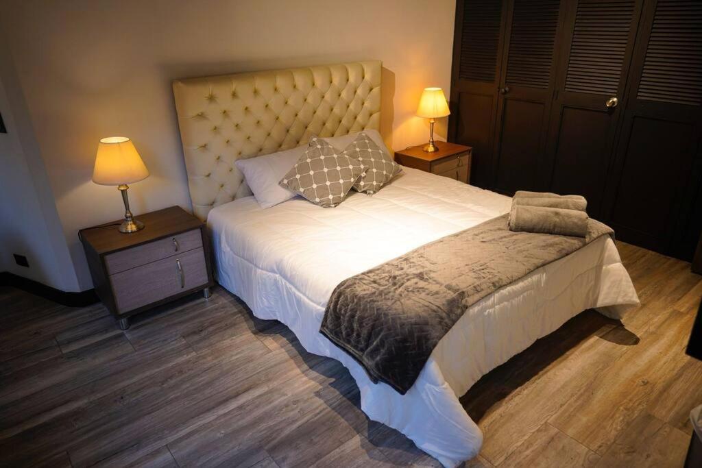 El Poblado/elegante/confortable/ac/jacuzzi/billar Villa *