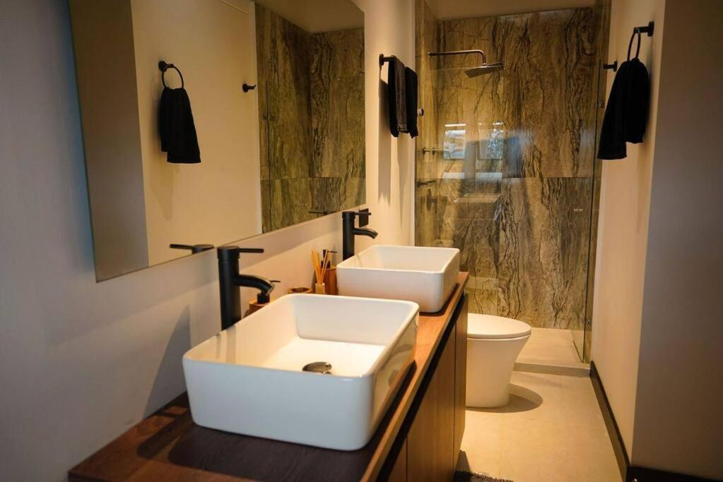 El Poblado/elegante/confortable/ac/jacuzzi/billar Villa Medellin