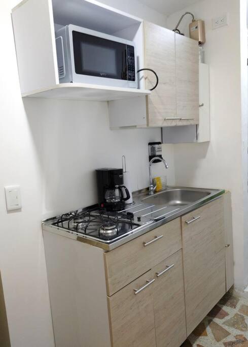 Aparta-estudio Laureles 76 * Medellín