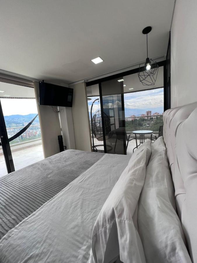 Large High Views And Balcony * Medellín