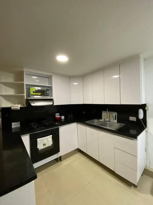 Amplio Apartamento Amoblado En Mlb201 * Medellin