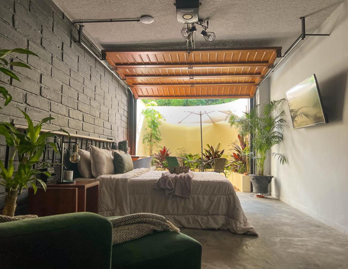 Park & Relax: Your Private Garage Apartamento *