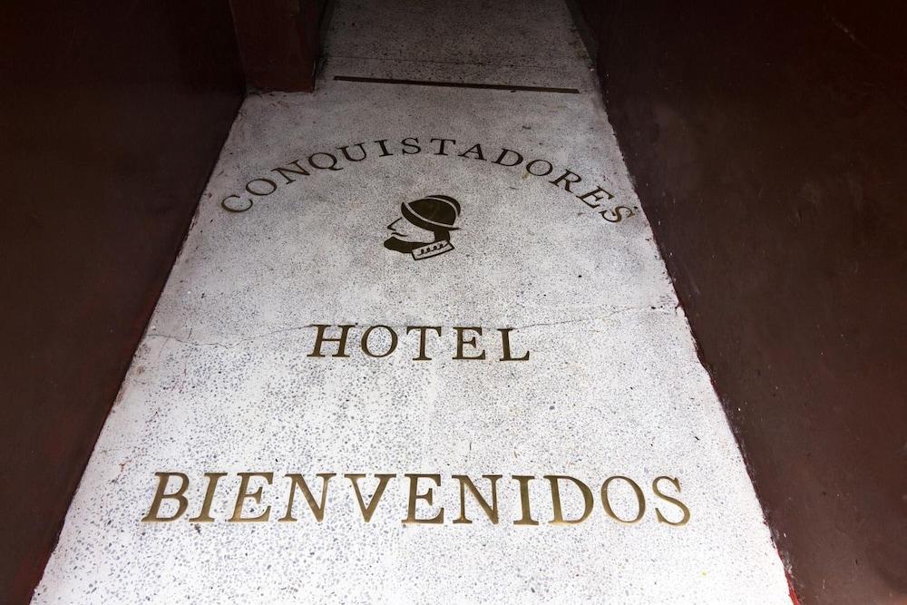 Conquistadores Hotel *
