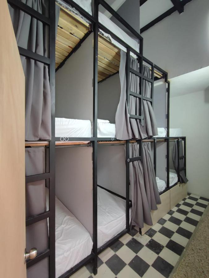 Hotel cápsula Baku Laureles *